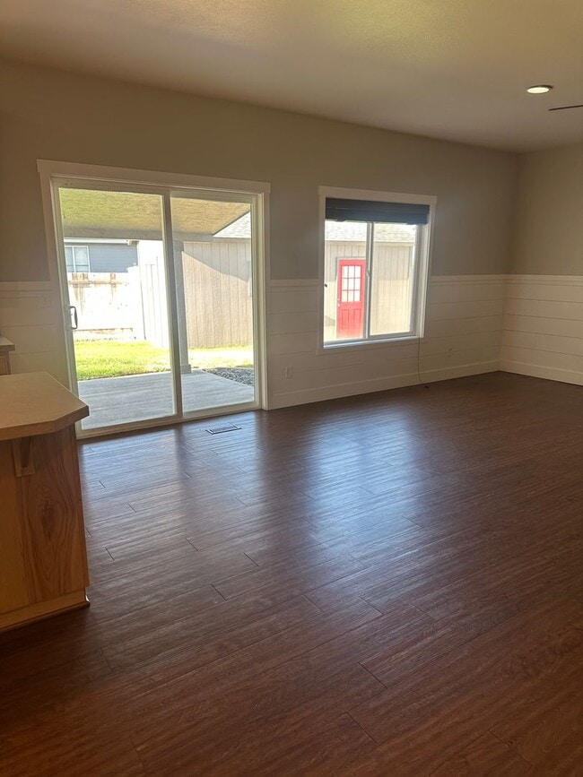 Building Photo - Extra Large Home For Rent, 4 Bedrooms! NEW...