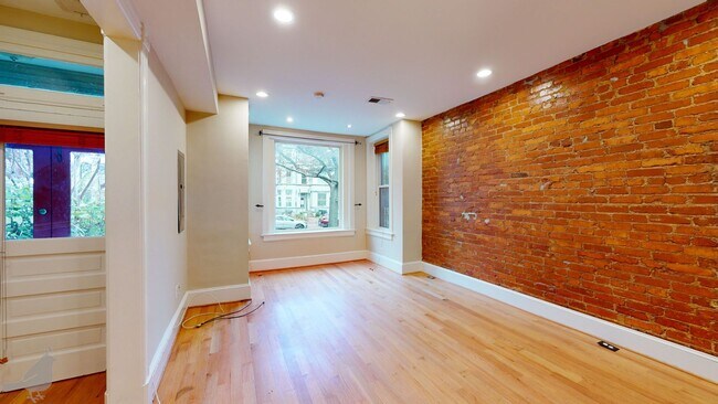 Building Photo - Renovated 2 Bedroom 2 Bath in Columbia Hei...