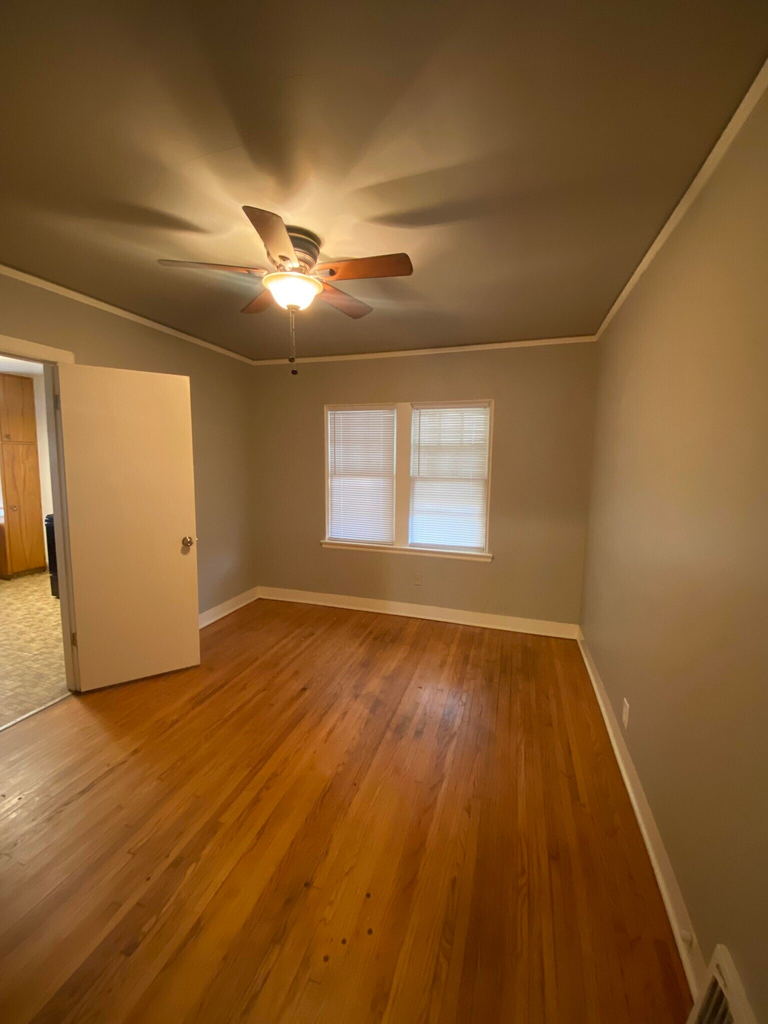 Building Photo - 22 E Woodrow Pl