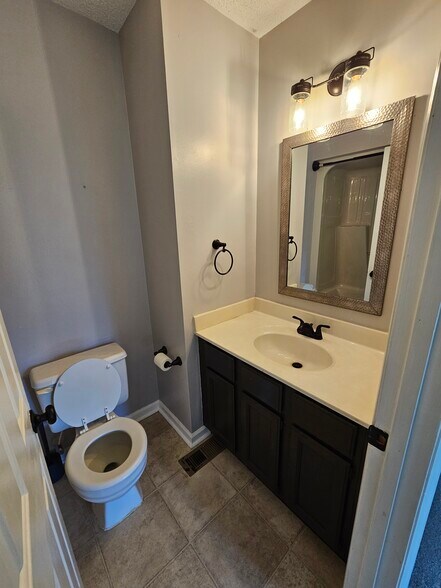 Building Photo - 117 Forest Oaks Dr