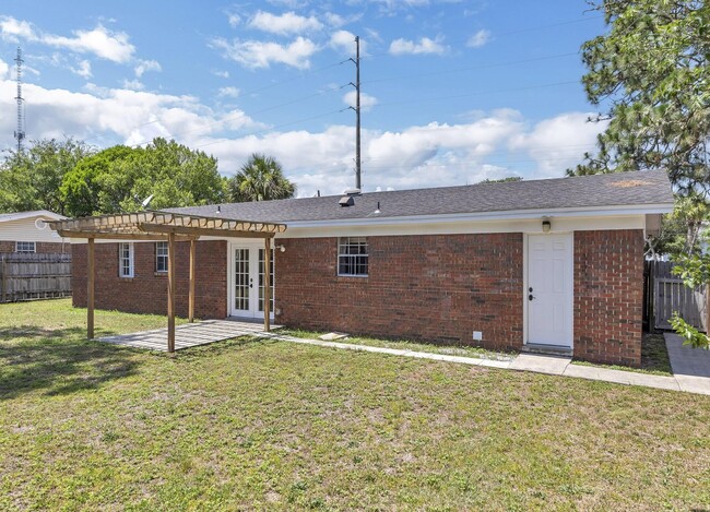 Building Photo - 702 Mayflower Ave