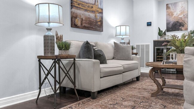 Building Photo - CHARMING 5 BDRM HOME IN CASTLE HILLS!!