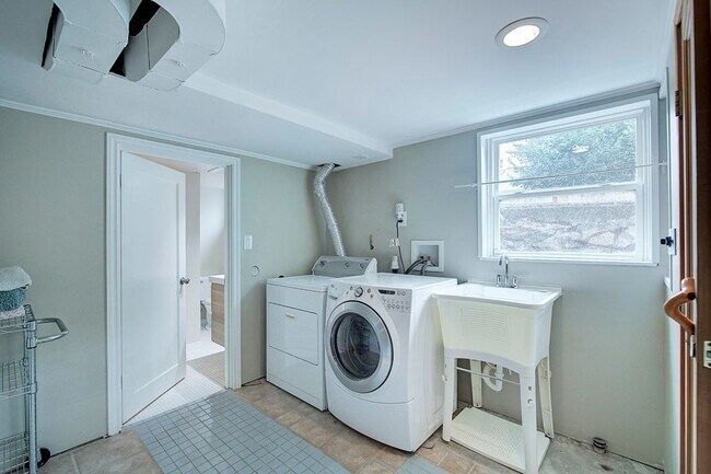 Building Photo - 4Bd/1.75Ba Edmonds House