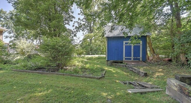 Building Photo - 1832 W Lakeview Dr