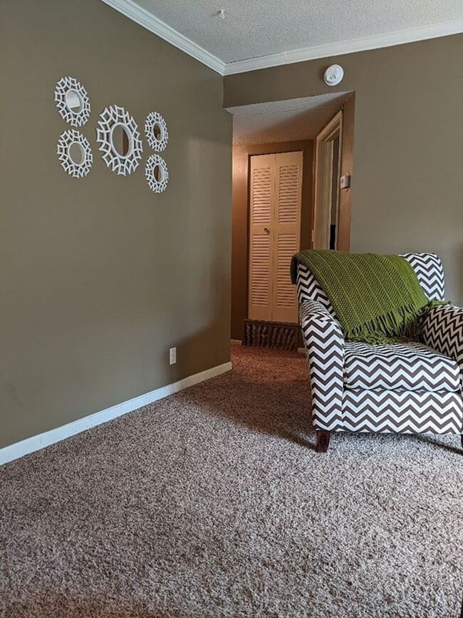 Building Photo - Comfort Meets Calm – 1BR/1BA in Pembroke Gardens!