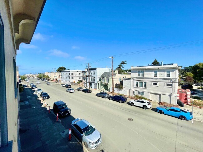Building Photo - 1305 27th Ave
