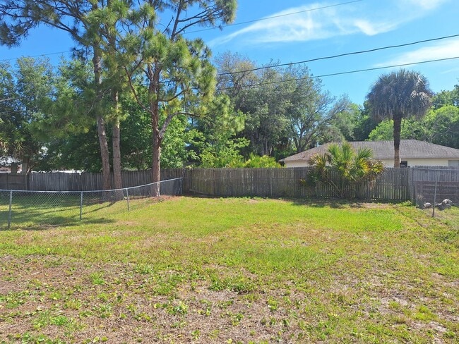 Building Photo - VERY WELL MAINTAINED FLORIDA SHORES 2BR 1BA DUPLEX FOR RENT