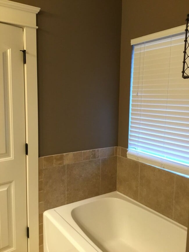 Building Photo - BEAUTIFUL HOME IN DAPHNE!