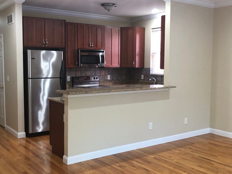 Building Photo - 7338 Amherst Ave