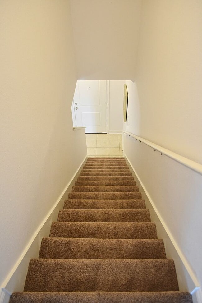 Building Photo - Like NEW 2 Bedroom 2.5 Bath Townhouse in V...