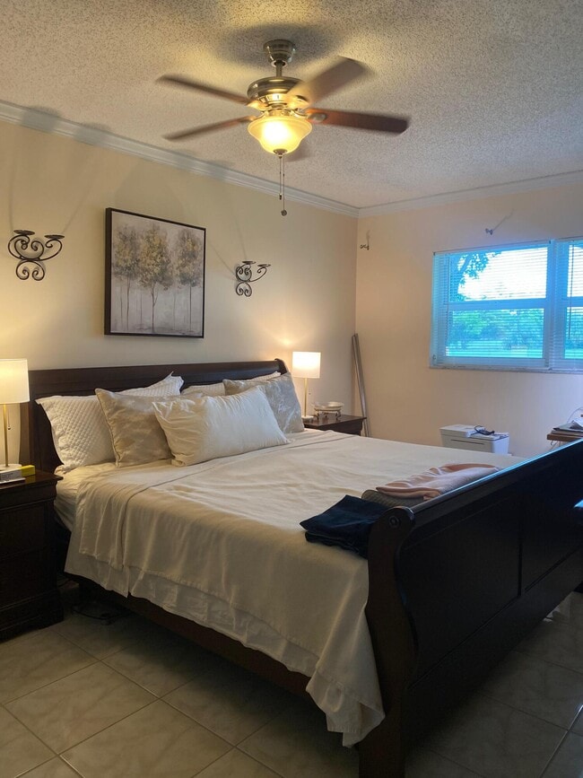 Building Photo - 1055 Country Club Dr