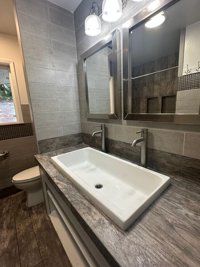 Building Photo - Beautifully Refreshed Home on Several Acre...