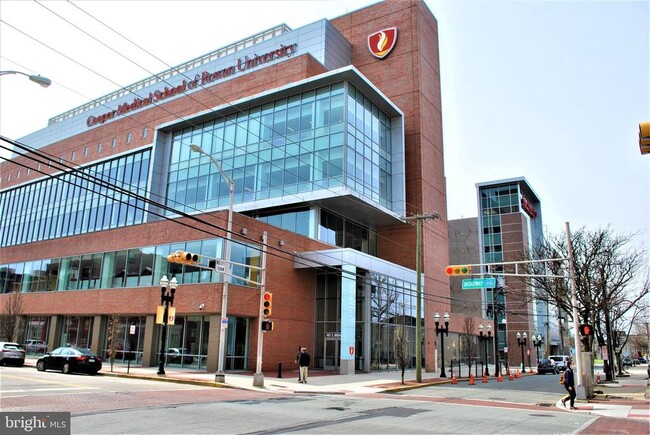 Building Photo - 530 N Front St