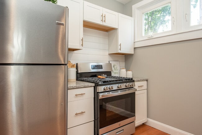 Building Photo - 318 N Duke St