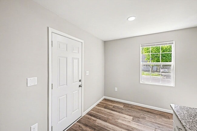 Building Photo - Renovated 2 Bed 1 Bath Home