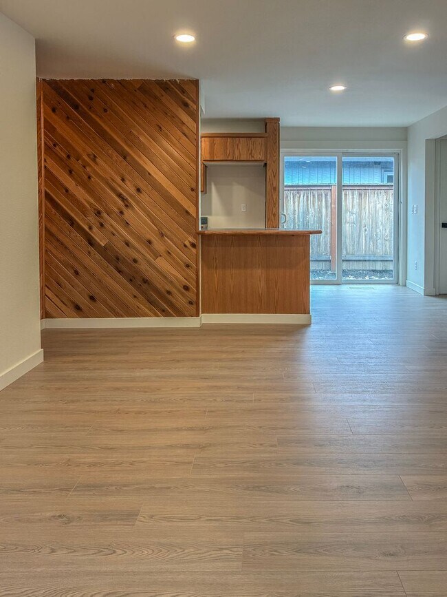 Building Photo - 3 Bedroom 2 Bath in Scappoose- Do Not Miss...