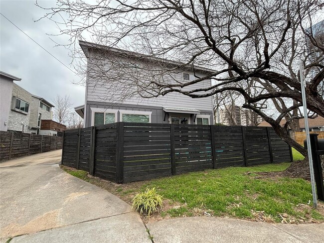 Building Photo - 1013 Lambie St