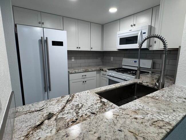 Building Photo - The Summit