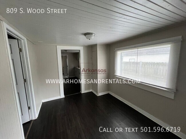 Building Photo - 809 S Wood St
