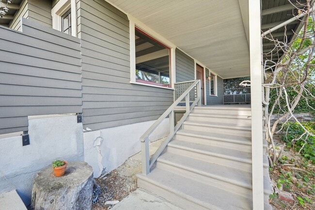 Building Photo - 1044 Manzanita St