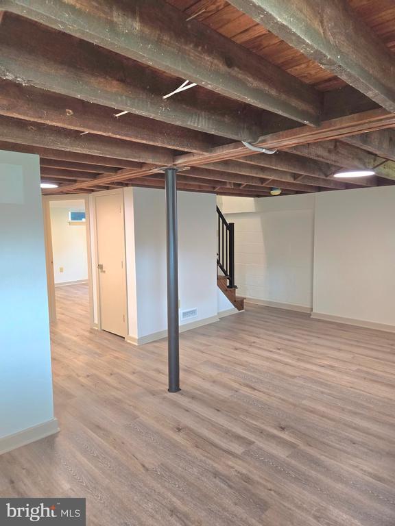 Building Photo - 124 Elm St