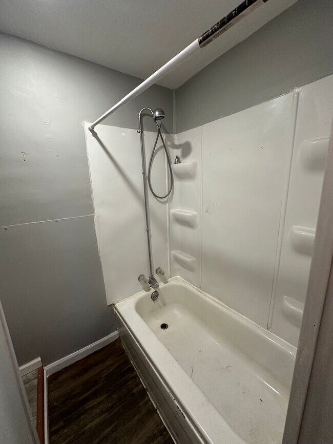 Building Photo - One Bedroom apartment Upstairs