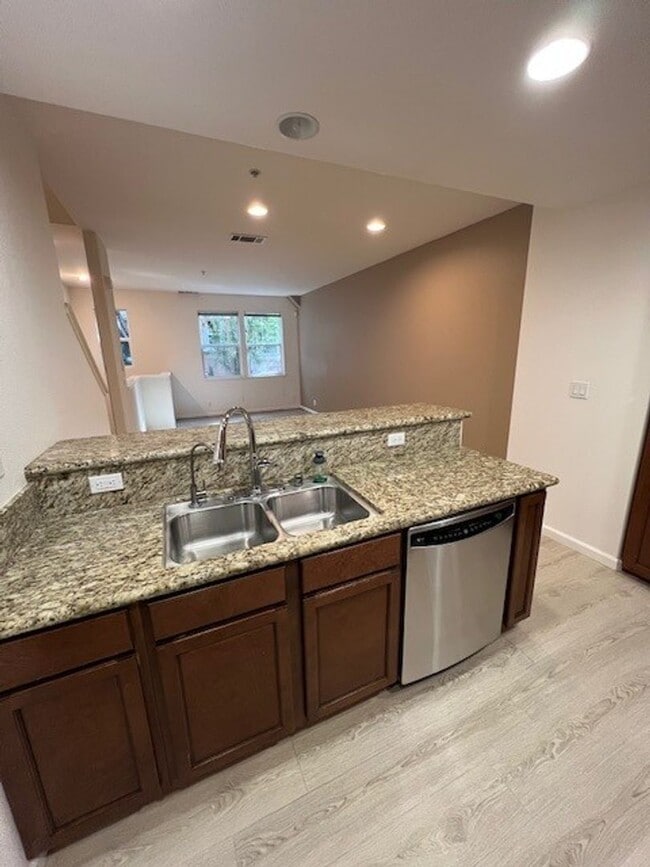 Building Photo - Gorgeous 3 Bed/3 Bath Home in Peaceful Community - Impeccably Maintained