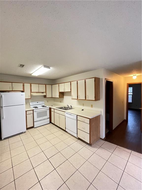 Building Photo - 670 W Martha Dr