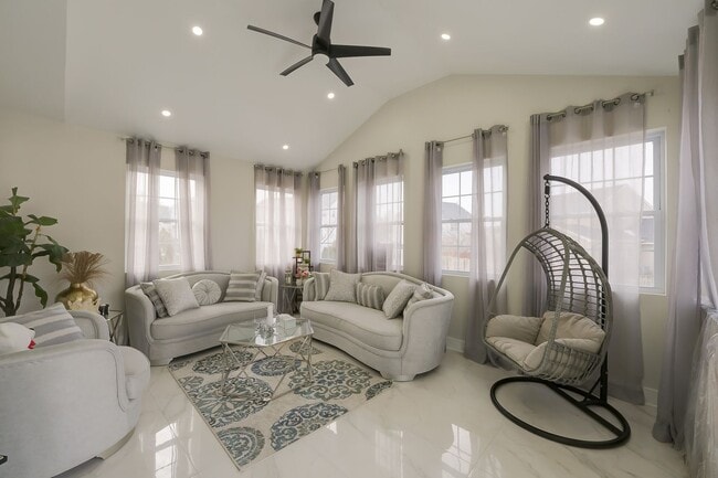 Building Photo - Luxurious Single Family Home in Emerald Farm