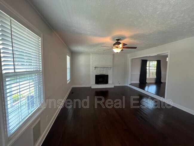 Building Photo - 303 Wagoner Dr