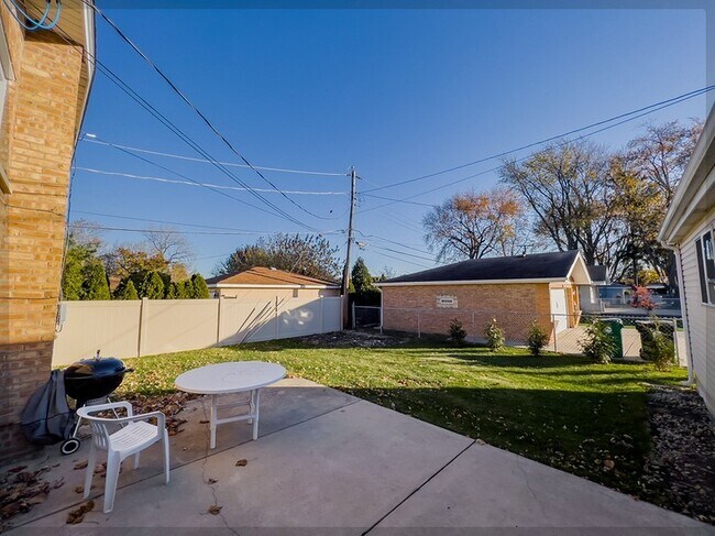 Building Photo - 7421 Roberts Rd