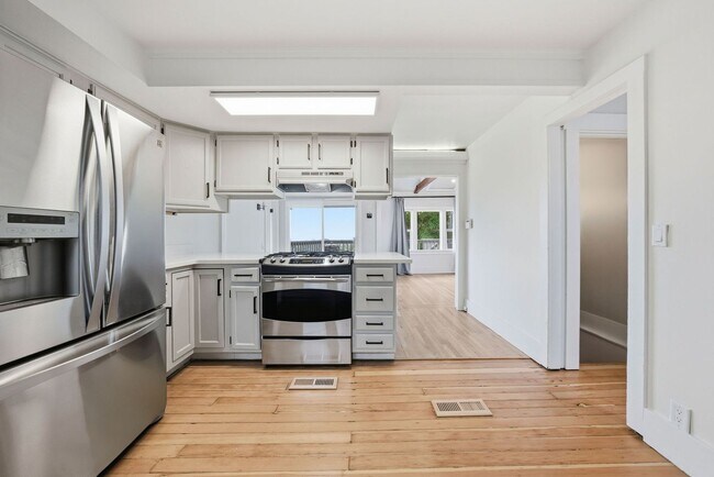 Building Photo - 3 Bed/2.5 Bath Multilevel Home with Amazing Views!