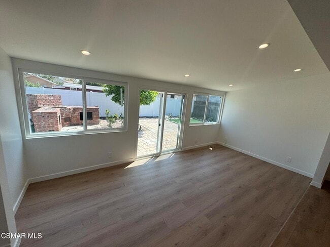 Building Photo - 21420 Chatsworth St