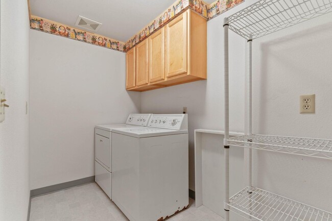 Building Photo - Spacious, well-cared for 4-bdrm/3-bath spl...