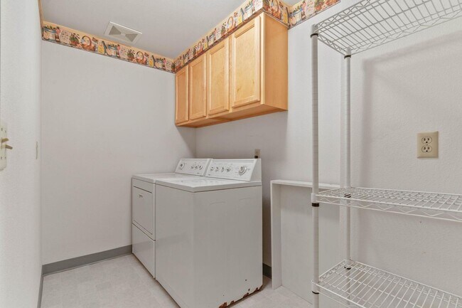 Building Photo - Spacious, well-cared for 4-bdrm/3-bath split-level—Family/laundry rooms, backyard, garage