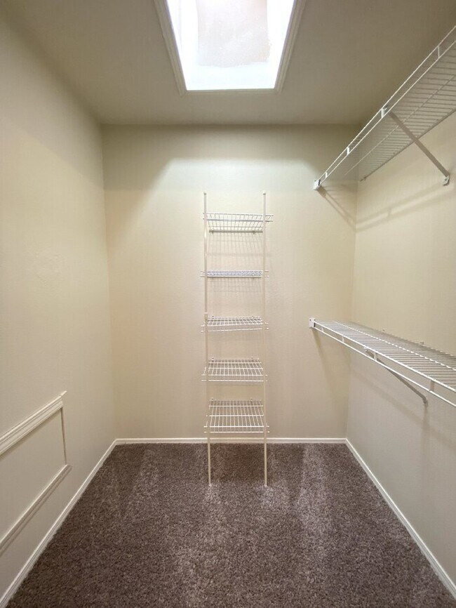 Building Photo - 2nd Floor - 2BR/2Bath - Balcony - 1Car Garage