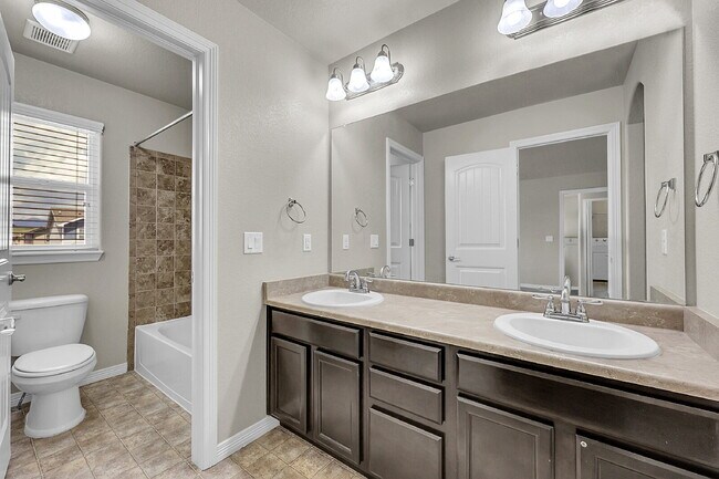 Building Photo - $2,495.00 3-bedroom, 2.5-bathroom in Color...