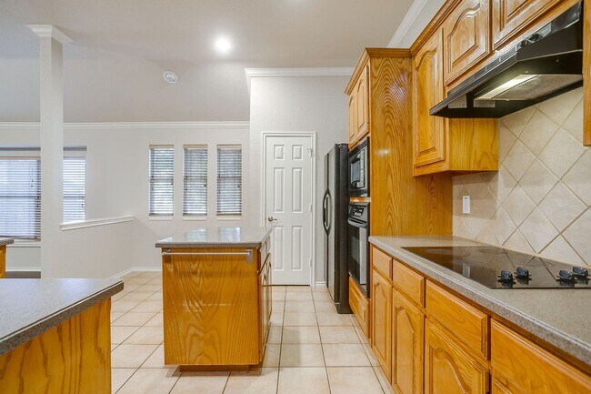 Building Photo - Beautiful Corner Lot Home in North Arlington-  3 Bed, 2 Bath- Ready for New Tenants- Arlington ISD