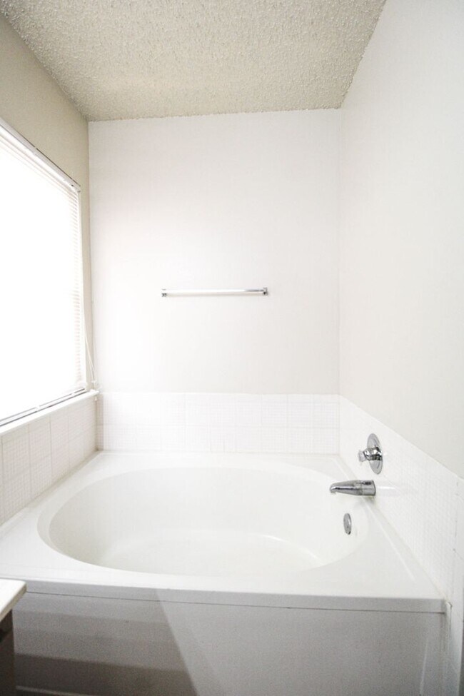 Building Photo - 3223 Tree Grove Dr