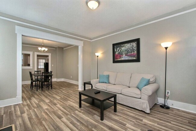 Building Photo - Large 2BR/1BA Downtown House Steps From Daffin Park