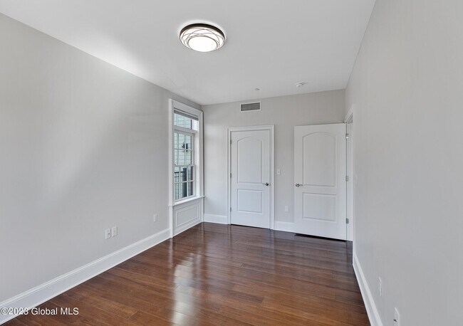 Building Photo - 25 Lawrence St