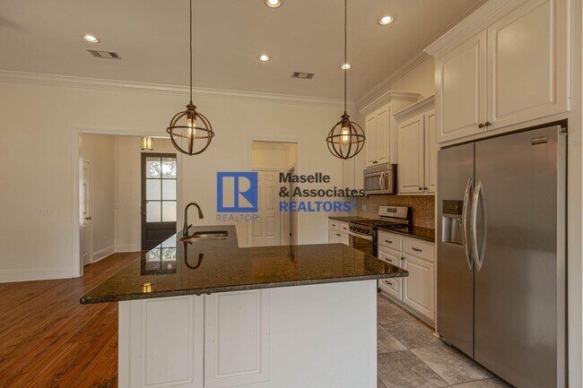 Building Photo - Beautiful 4 bedroom, 2 bathroom house in B...