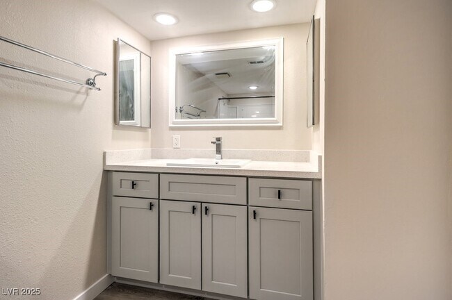 Building Photo - 3683 Villa Knolls E Dr