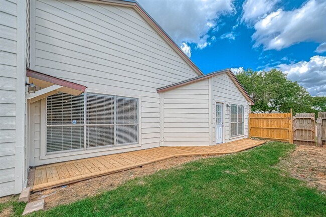Building Photo - 16319 La Luna Dr