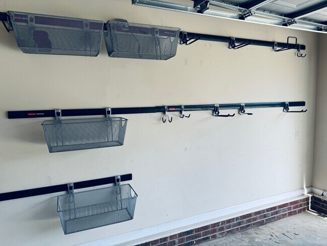 Building Photo - South AVL - Well Kept, Large Home with Garage