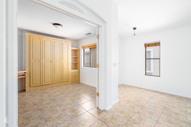 Building Photo - 12937 W Bloomfield Rd