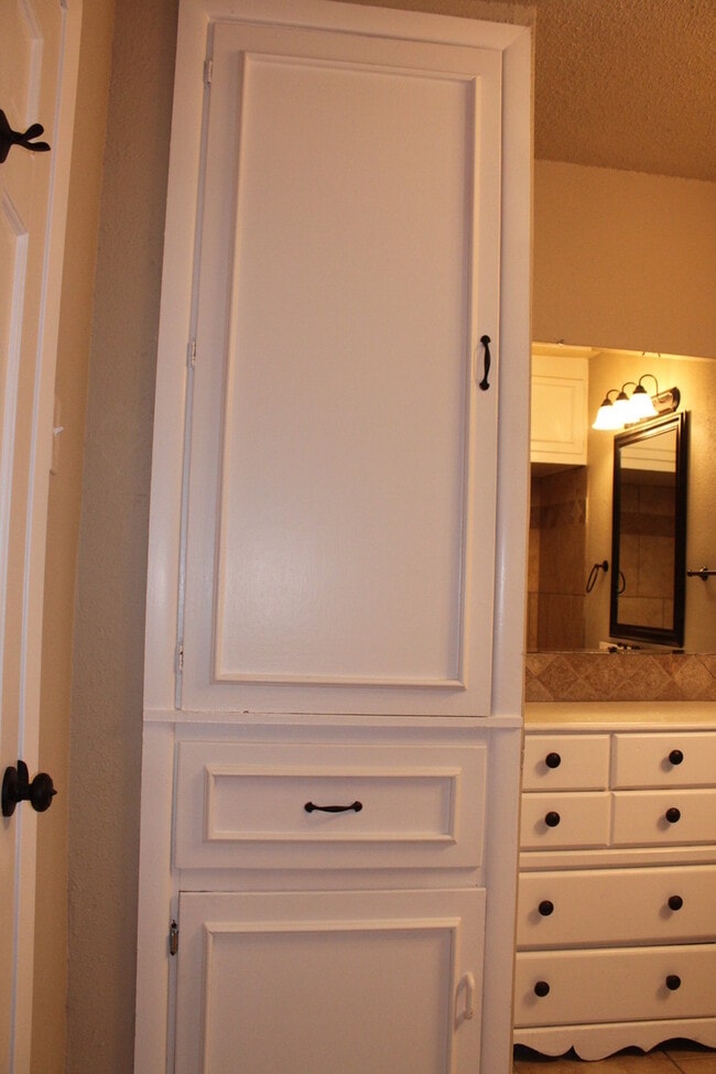 Building Photo - PRE -LEASING FOR AUGUST ! 4 Bedroom/2 bath House 1.5 Miles from Texas Tech