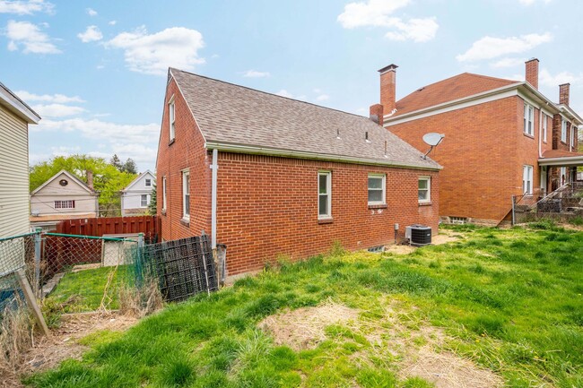 Building Photo - STUNNING 4 BEDROOM HOME IN THE CARRICK NEI...