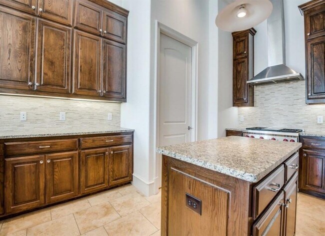 Building Photo - 6601 Mediterranean Dr