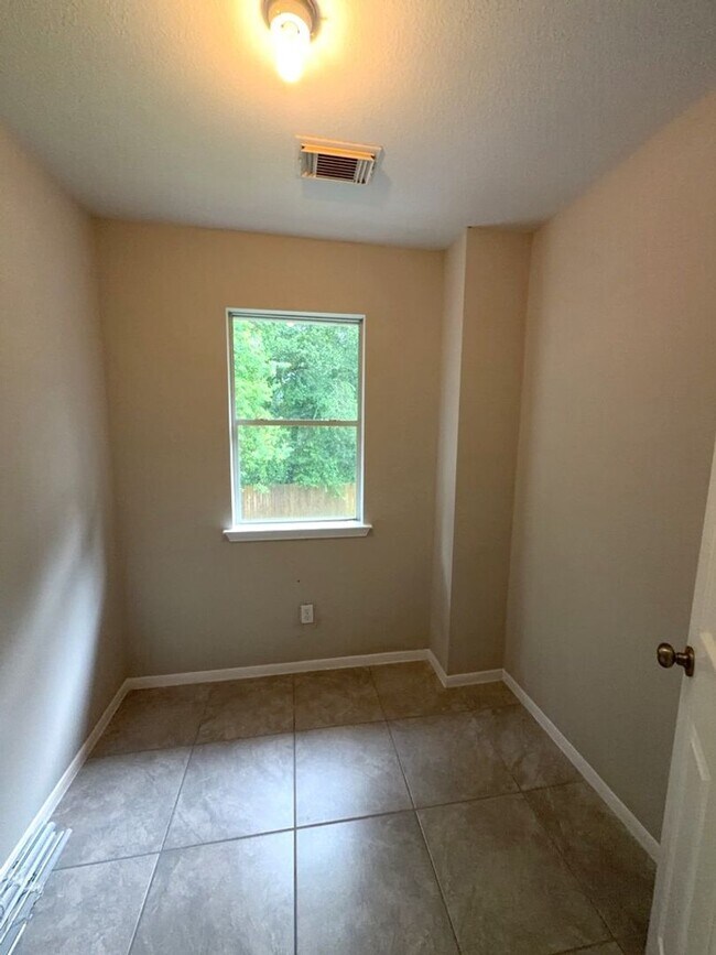 Building Photo - 2106 Lexington Woods Dr